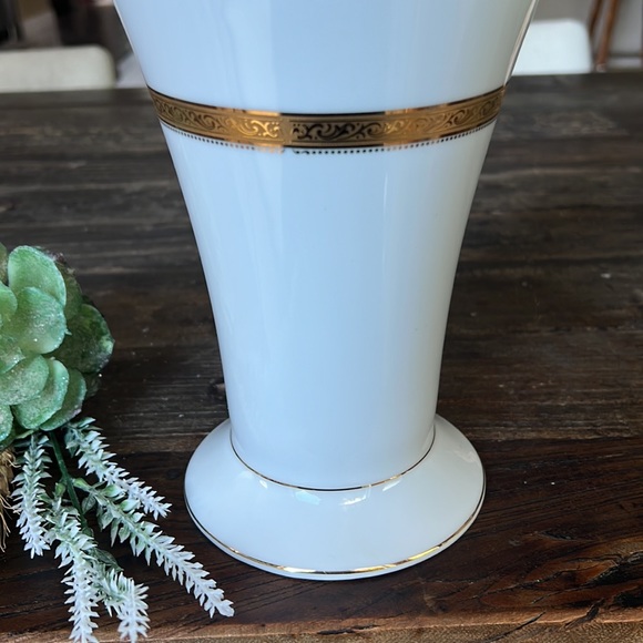 NORITAKE Magestic fine China Vase - 9” - Picture 4 of 7